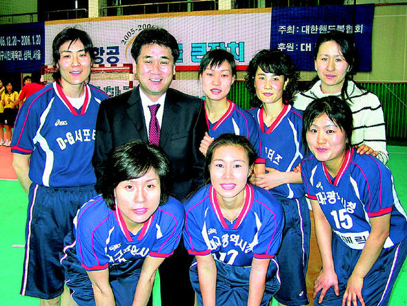 지난 13일 대구시민체육관에서 열린 여자핸드볼 ‘추억의 올드스타전’에 나섰던 이재영(윗줄 왼쪽 두번째) 대구시청 감독이 옛 제자들과 오랜 만에 코트에서 만나 환하게 웃고 있다.