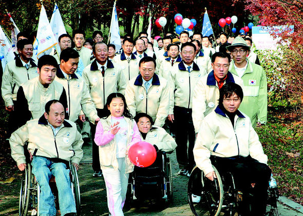 현대·기아차그룹이 지난해 11월26일 서울 서초구 서울교육문화회관에서 사회봉사단을 창단한 뒤 가수 강원래(맨아래 오른쪽)씨 등과 함께 걷기대회에 참여하고 있다. 현대·기아차그룹 제공