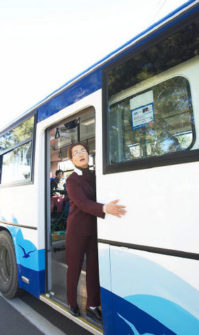 충남 태안군에 22년 만에 버스 안내양이 부활했다. 안내양인 정화숙(39)씨가 25일 시범 운영을 펼치고 있다. 태안/연합뉴스