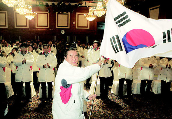 <b>한국선수단 결단식</b> 25일 오전 서울 송파구 방이동 올림픽파크텔에서 열린 2006 토리노 겨울올림픽(2.10~26·현지시각) 한국선수단 결단식에서 변탁 선수단장이 태극기를 힘차게 흔들고 있다. 선수단 본진은 2월3일 출국한다. 연합뉴스