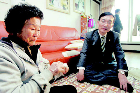 <b>납북자 가족 위로</b> 이봉조 통일부 차관이 27일 경기 안산에 살고 있는 납북어부 가족 양정자씨를 방문해, “정부 차원에서 납북자와 국군포로 가족 지원에 적극 나서겠다”며 위로하고 있다. 양씨의 남편 최욱일씨는 지난 1975년 강원 주문진항에서 오징어잡이를 하다 납북됐다. 안산/김태형 기자 <A href="mailto:xogud555@hani.co.kr">xogud555@hani.co.kr</A>