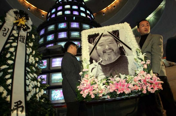 과천 국립현대미술관에서 미술관 직원들이 전시실 들머리에 있는 백남준의 대형 영상탑 <다다익선> 앞에 고인의 영정과 조화를 놓고 있는 모습. 김종수 기자 jongsoo@hani.co.kr 과천 국립현대미술관에서 미술관 직원들이 전시실 들머리에 있는 백남준의 대형 영상탑 <다다익선> 앞에 고인의 영정과 조화를 놓고 있는 모습. 김종수 기자 jongsoo@hani.co.kr