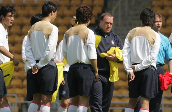 칼스버그컵 4개국 초청 축구대회 덴마크와의 결승을 하루 앞둔 31일 오전 홍콩 시우사이완 경기장서 아드보카트 감독이 내일 경기에 스타팅 멤버로 출전할 선수들에게 노란색 조끼를 직접 나눠 주고 있다. 홍콩/김진수 기자 jsk@hani.co.kr