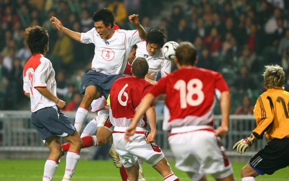 헤딩슛 성공하는 조재진. 1일 홍콩 스타디움에서 열린 2006 칼스버그컵 4개국 초청 축구대회 한국과 덴마크의 결승전에서 한국의 조재진이 헤딩으로 첫 골에 성공하고 있다.(홍콩=연합뉴스)