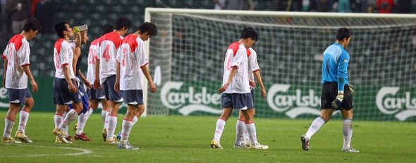 고개숙인 축구대표팀 선수들. 1일 홍콩 스타디움에서 열린 2006 칼스버그컵 4개국 초청 축구대회 한국과 덴마크의 결승전에서 1대 3으로 패배한 한국 선수들이 고개를 숙인 채 경기장을 빠져 나가고 있다.(홍콩=연합뉴스)