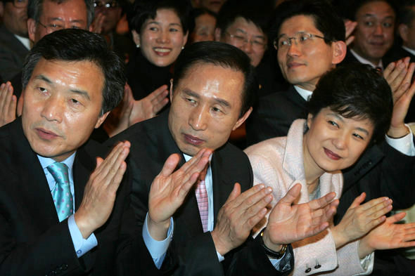박근혜 한나라당대표, 이명박 서울시장, 손학규 경기도지사(오른쪽부터)가 지난 2월2일 서울 세종문화회관 세종홀에서 열린 김문수 한나라당 의원의 출판기념회에 참석해 박수를 치고 있다. 이종찬 기자 rhee@hani.co.kr