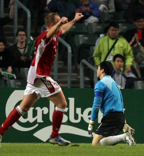 인터뷰하는 아드보카트 감독. 31일 홍콩 시우사이완 경기장서 열린 축구국가대표팀 훈련을 지도한 딕 아드보카트 감독이 덴마크전을 하루 앞두고 취재진과 인터뷰를 하고 있다.  (홍콩=연합뉴스)