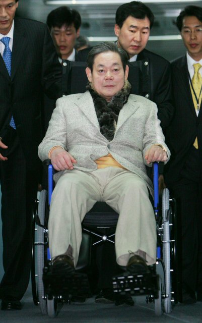 이건희 회장 입국 이건희 삼성그룹 회장이 4일 밤 전용기편으로 김포공항을 통해 입국, 휠체어에 탄 채로 입국장으로 향하고 있다. (서울=연합뉴스)