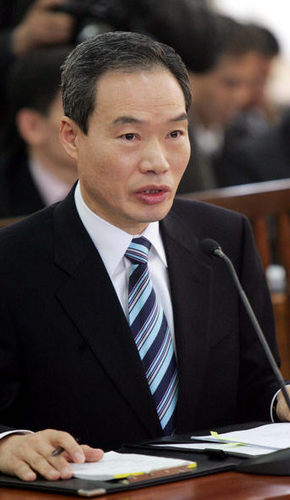 이택순 경찰청장 내정자가 6일 국회 행정자치위원회의 인사청문회에서 의원들의 질문에 답하고 있다. 김경호 기자 <A href="mailto:jijae@hani.co.kr">jijae@hani.co.kr</A>