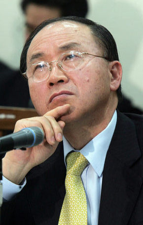 김우식 과학기술부 장관 내정자가 7일 국회 산업자원위원회의 인사청문회에서 골똘한 표정으로 의원들의 질문을 듣고 있다. 김경호 기자 <A href="mailto:jijae@hani.co.kr">jijae@hani.co.kr</A>