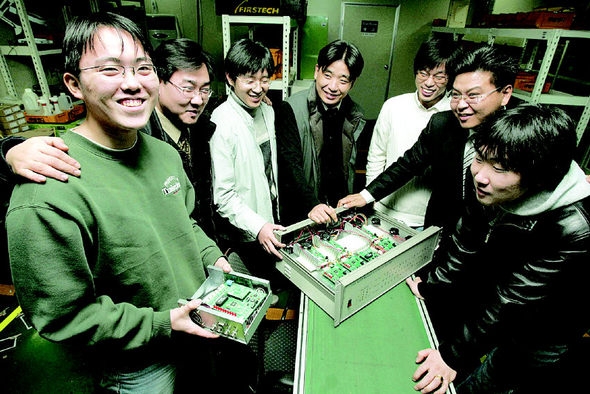 지난 3일 오전 경기도 시흥시 정왕동 소재 중소기업인 알엔디 연구실에서 이동광 한국산업기술대 휴학생, 박익서 대표이사, 이현우 한국산업기술대 재학생, 김주형 부장, 이상모 한국산업기술대 졸업 예정자, 김주성 대표이사, 이종현 한국산업기술대 실습생(왼쪽부터)이 개발한 제품에 대해 토론하고 있다. 이정용 기자 <A href="mailto:lee312@hani.co.kr">lee312@hani.co.kr</A>