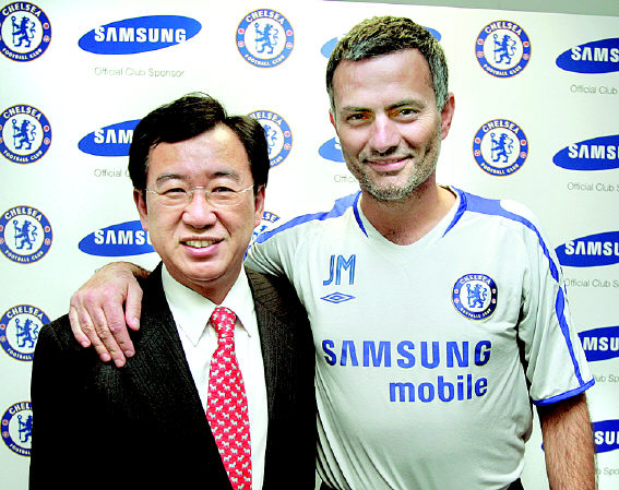 삼성전자의 영국 프로축구 클럽 첼시 후원은 대표적으로 성공한 스포츠마케팅 사례로 꼽힌다. 김인수 삼성전자 유럽총괄 부사장이 첼시의 감독으로 대중적 인기가 높은 주제 무링요와 어깨동무를 하며 강한 친밀감을 과시하고 있다. 삼성전자 제공