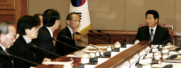 노무현 대통령이 9일 청와대에서 열린 사법제도개혁추진위원회 민간위원 간담회에서 한승헌 위원장에게 보고를 받고 있다. 연합뉴스