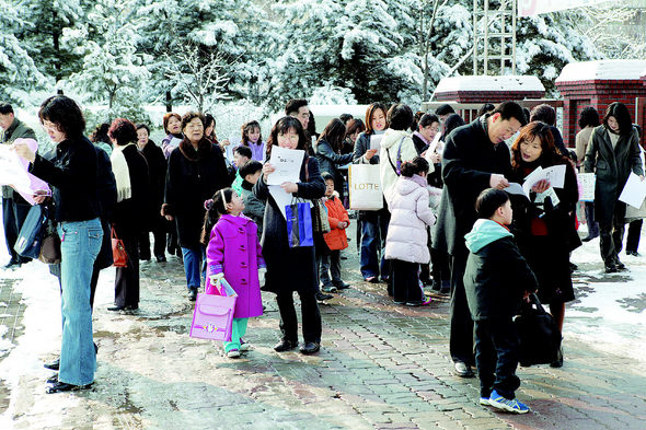 경기도 일산의  한 초등학교 운동장에서 열린 입학식에서 학부들과 아이들이 학교에서 나눠준 유인물을 읽고 있다. <한겨레21> 박승화 기자 <A href="mailto:eyeshoot@hani.co.kr">eyeshoot@hani.co.kr</A>