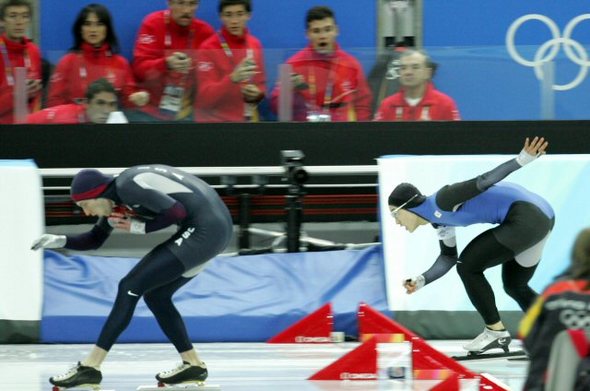 20회 토리노 동계올림픽이 열린 14일 새벽(한국시간) 이탈리아 오발링고토 빙상장에서 벌어진 스피드스케이팅 남자 500m에서 동메달을 따낸 이강석이 3위의 기록으로 결승선을 통과하고 있다. (토리노=연합뉴스) 20회 토리노 동계올림픽이 열린 14일 새벽(한국시간) 이탈리아 오발링고토 빙상장에서 벌어진 스피드스케이팅 남자 500m에서 동메달을 따낸 이강석이 3위의 기록으로 결승선을 통과하고 있다. (토리노=연합뉴스)