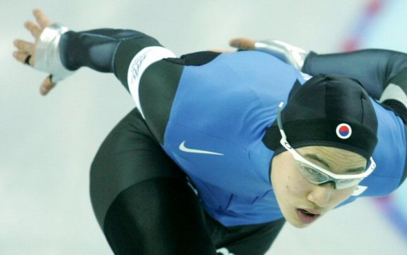 제20회 토리노 동계올림픽이 열린 14일 새벽(한국시간) 이탈리아 오발링고토 빙상장에서 벌어진 스피드스케이팅 남자 500m에서 동메달을 따낸 이강석이 코너를 돌아 질주하고 있다.(토리노=연합뉴스) 제20회 토리노 동계올림픽이 열린 14일 새벽(한국시간) 이탈리아 오발링고토 빙상장에서 벌어진 스피드스케이팅 남자 500m에서 동메달을 따낸 이강석이 코너를 돌아 질주하고 있다.(토리노=연합뉴스)