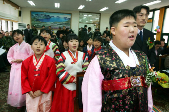 15일 오전 제38회 졸업식이 열린 공동경비구역(JSA) 안 경기도 파주시 군내면 조산리 대성동마을 대성동초등학교에서 유일한 졸업생인 구제원(오른쪽)군이 한복을 입은 채 재학생 후배들과 함께 졸업식 노래를 부르고 있다. 파주/임종진 기자 <A href="mailto:stepano@hani.co.kr">stepano@hani.co.kr</A>
