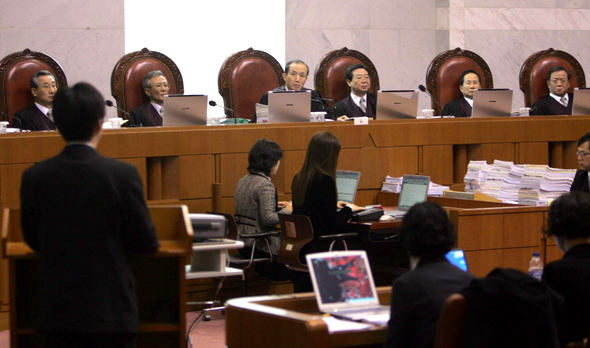대법원의 최종판단을 앞 둔 새만금 사업계획 취소 청구소송 상고심 공개변론이 열린 16일 오전 대법원 대법정에서 이용훈 대법원장(왼쪽에서 세번째)과 대법관들이 원고인 전라북도 주민과 환경단체 쪽 변호인단의 의견을 듣고 있다. 이정용 기자 <A href="mailto:lee312@hani.co.kr">lee312@hani.co.kr</A>
