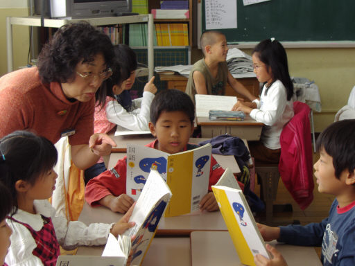 일본 도쿄 고토구 한 초등학교의 국어(일본어) 수업시간. ‘여유 있는 교육’ 방침이 10년 만에 폐지되고 학생들의 언어능력 향상에 초점을 둔 새 교육방침에 따라 일본 초·중등학교에서는 국어 등 수업 시간이 늘어난다.