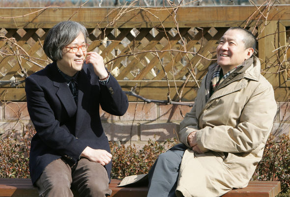 최근 국립극단 예술감독으로 선임된 연극연출가 오태석(오른쪽)씨와 연극평론가 안치운씨가 16일 오후 한겨레신문사 옥상정원에서 이야기를 나누고 있다.