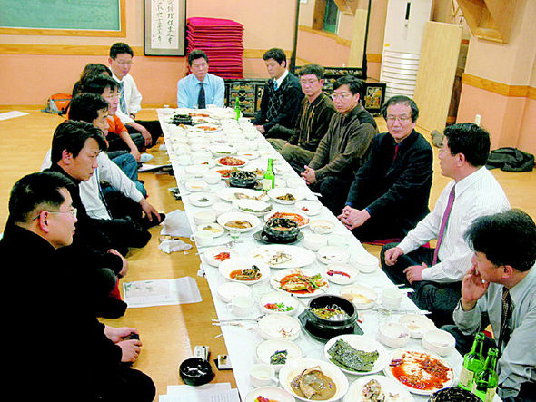 홍세화 시민편집인과 함께 독자배가운동에 관해 논의하고 있는 대전 큰지킴이들. 2월 16일 저녁 열린 대전 큰지킴이 모임은, 다른 지역에 비해 시기적으로 늦었지만 열기만은 그 어느 곳보다 더 뜨거웠다.
