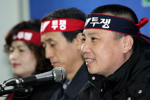 21일 민주노총 임원 보궐선거에서 당선한 조준호(47) 새 위원장이 22일 오전 서울 영등포구 민주노총 사무실에서 기자회견을 열어 밝은 표정으로 기자들의 질문에 답변하고 있다. 이정아 기자 <A href="mailto:leej@hani.co.kr">leej@hani.co.kr</A>