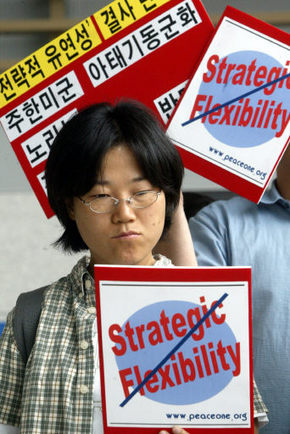 미국은 9·11 테러 뒤 본토방어 강화라는 전략 목표를 달성하는데 혼자 힘으로는 한계가 있다고 보고, 동맹을 재편·강화해 미국 패권주의의 도구를 활용하고자 했다. 사진은 ‘전략적 유연성 수용 반대’ 시위에 참가한 사람들. <한겨레> 자료사진