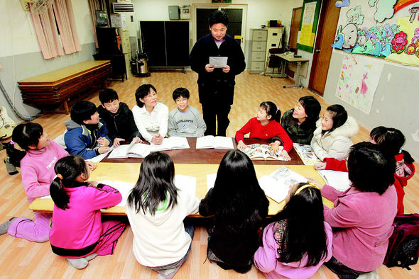 21일 오후 서울 신월동 이름 없는 공부방에 모인 초등학생들이 ‘글쓰기 선생님’ 정미영 교사, ‘학부모 교사’ 최선자·한순구씨 등 아주머니들과 함께 둘러앉아 한 아이가 자작시를 낭송하는 것을 찬찬히 듣고 있다.  김정효 기자 <A href="mailto:hyopd@hani.co.kr">hyopd@hani.co.kr</A>