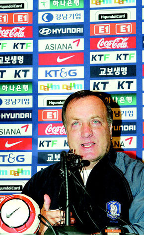 딕 아드보카드 감독이 28일 서울 그랜드힐튼호텔에서 전지훈련 성과와 앙고라와의 평가전과 관련해 기자회견을 하고 있다. 이정용 기자 <A href="mailto:lee312@hani.co.kr">lee312@hani.co.kr</A>