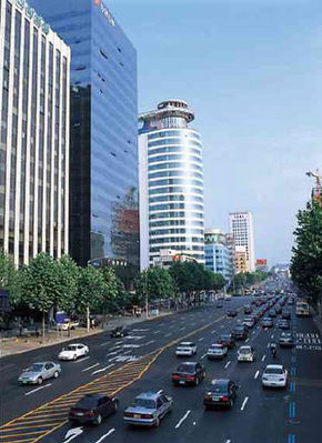 자동차는 도시건축과 사람살이 모두를 크게 바꿔 놓았다. 건물들은 차도와 주차장을 우선해 듬성듬성 배치 됐다. 도로 위를 빠르게 달리는 차는 사람들 사이의 관계를 단절시키고 결국 공동체의 결속마저 약화시킨다. <한겨레> 자료사진
