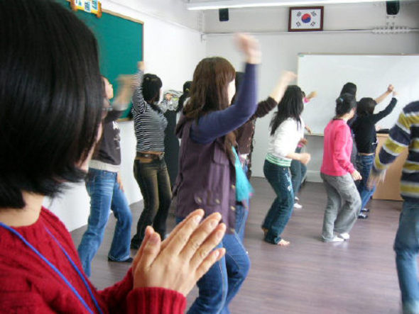 2일 오전 첫 수업을 시작한 한겨레 중·고교에서 북한 출신의 ‘새터민’ 청소년들이 선생님의 지도에 따라 ‘레크레이션 댄스’를 배우고 있다.