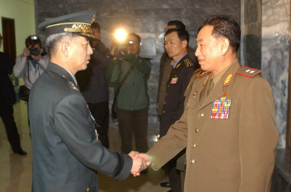 제3차 장성급회담의 남쪽 한민수 수석대표(왼쪽)와 북쪽 김용철 단장이 2일 오전 판문점 북쪽 통일각에서 만나 악수를 하고 있다. 판문점/사진공동취재단