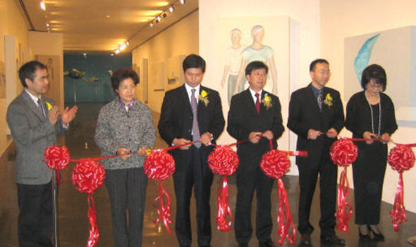 지난 3일 저녁 마카오 예술박물관에서 열린 중견작가 이용덕씨의 개인전 개막식. 마카오 행정자치부 부주석 등 현지 당국자들과 문화계 인사들이 다수 참석했다.  아래 작은 사진은 크리스티 홍콩 지사에서 만난 스페셜리스트 에릭 창. 아시아 현대미술을 총괄하는 그는 연초 방한해 강연을 하기도 했다.