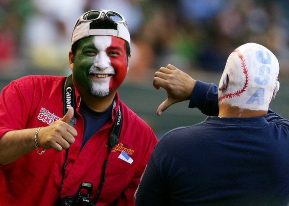 8일(한국시간) 미국 피닉스 체이스필드 스타디움에서 열린 WBC B조 예선경기에서 얼굴에 페인팅을 한 멕시코 시민과 미국 시민이 응원 신경전을 벌이고 있다.(피닉스=연합뉴스)