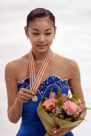 ‘피겨 요정’ 김연아 선수가 10일(한국시각) 슬로베니아 류블랴나에서 열린 세계주니어피겨선수권대회 여자 싱글에서 우승한 뒤 금메달을 들어 보이고 있다. 류블랴나/AP 연합