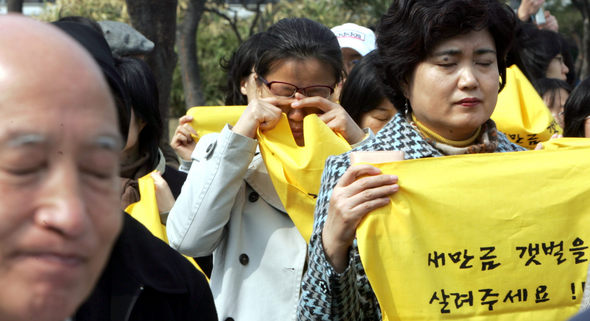 새만금 간척사업에 대한 대법원 판결을 엿새 앞둔 10일, 각계 인사 2500여명이 참여한 가운데 열린 ‘새만금 생명평화 시국선언’에서 선언문이 낭독되는 동안 한 여성 참석자가 눈물을 훔치고 있다. 이날 광화문 열린마당에서 진행된 행사에는 문정현·문규현 신부, 수경 스님, 이부영 전 열린우리당 의장 등이 참석했다. 
이종찬 기자 <A href="mailto:rhee@hani.co.kr">rhee@hani.co.kr</A>