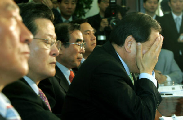 <b>최연희 때문에</b> 이재오 한나라당 원내대표가 10일 국회에서 열린 주요당직자회의에서 최연희 전 한나라당 사무총장의 조속한 의원직 사퇴를 촉구하는 진수희 의원의 발언 도중 곤혹스런 표정을 짓고 있다. 김종수 기자 <A href="mailto:jongsoo@hani.co.kr">jongsoo@hani.co.kr</A>