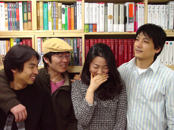 혜화동1번지 4기 동인 페스티벌의 첫 작품인 <‘오늘의 책’은 어디로 사라졌을까?>의 출연 배우들. 왼쪽부터 백운철, 손진호, 김주령, 김태범. 연극의 무대는 4700여권의 책으로 빼곡한 헌책방 ‘오늘의 책’이다. 혜화동1번지 제공.