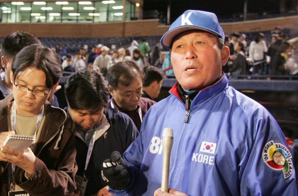 연습경기 마친 김인식 감독 김인식 월드베이스볼클래식(WBC) 한국대표팀 감독이 11일(한국시간) 미국 애리조나주 피오리아 구장에서 열린 샌디에이고 파드리스와의 연습경기를 마치고 기자들의 질문에 답하고 있다./(피오리아=연합뉴스)