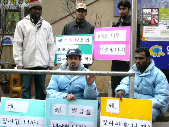 13일 오전 아베세카라(31) 등 스리랑카 노동자 5명이 경기 안산시 원곡동 안산외국인노동자센터 앞에서 출입국관리사무소의 단속에 항의하며 자신들의 억울함을 호소하는 피켓 시위를 벌이고 있다.