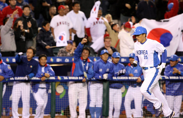 이승엽이 14일(한국시간) 세계야구클래식(WBC) 8강 라운드 미국과의 2차전 1회말 1점홈런을 친 뒤 홈으로 향하고 있다. 애너하임/연합뉴스