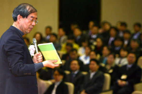 15일 오전 서울중앙지검 대강당에서 열린 ‘인권보호 수사를 위한 특강’에서 박원순 변호사가 인권 보호의 의미에 대해 설명하면서 일본 검찰의 역사가 담긴 <검찰독본>이란 책을 들어보이고 있다. 연합뉴스
