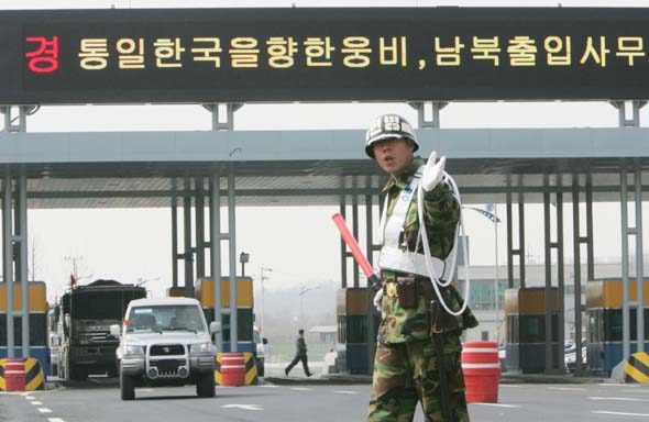 15일 경기 파주군 장단면에 준공된 경의선 남쪽 관문 남북출입사무소(CIQ) 앞 도로에서 헌병대원이 차량을 통과시키고 있다. 파주/사진공동취재단