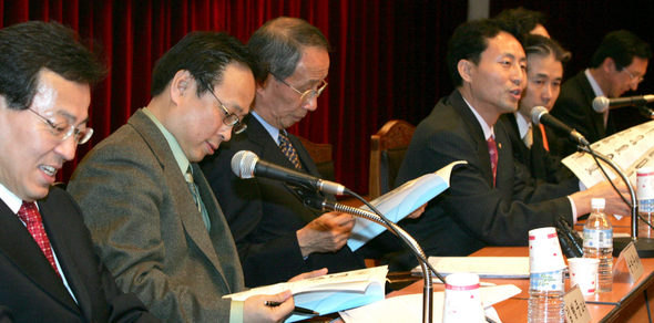 한나라당의 국가발전전략연구회와 새정치수요모임이 17일 국회도서관에서 ‘지방선거와 한나라당의 진로’를 주제로 개최한 정책토론회에서 발제자와 토론자들이 이재오 원내대표의 인사말을 듣고 있다. 이종찬 기자 <A href="mailto:rhee@hani.co.kr">rhee@hani.co.kr</A>