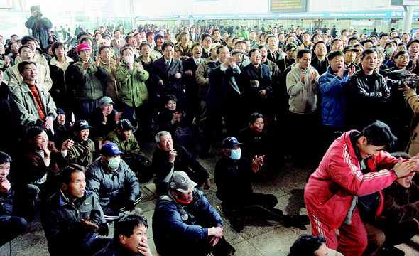 지난 14일 열린 세계야구클래식 8강 라운드에서 한국이 미국에 7-3 승리를 거두는 순간, 서울역 대합실에서 텔레비전으로 이를 지켜보던 시민들이 손뼉을 치며 기뻐하고 있다. 이종근 기자 <A href="mailto:root2@hani.co.kr">root2@hani.co.kr</A>