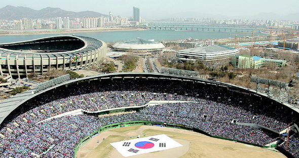 세계야구클래식 한국과 일본의 준결승이 열린 19일 오후 서울시청 앞 서울광장과 잠실야구장(가운데 사진)을 가득 메운 시민들이 한국팀의 승리를 간절히 기원하며 다양한 표정으로 열띤 응원을 보내고 있다. 비록 경기에 패해 아쉬움이 컸지만 최선을 다한 한국 선수들에게 보내는 박수 소리는 그 어느 때보다도 우렁찼다. 김정효 기자 <A href="mailto:hyopd@hani.co.kr">hyopd@hani.co.kr</A>, 연합뉴스