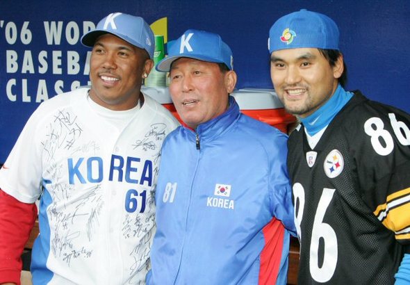 풋볼 영웅 하인즈 워드가 19일(한국시간) 월드베이스볼클래식(WBC) 한일전이 열리는 미국 샌디에이고 펫코파크를 찾아 박찬호와 유니폼을 교환한 후 김인식 감독과 함께 사진을 찍고 있다. 연합뉴스