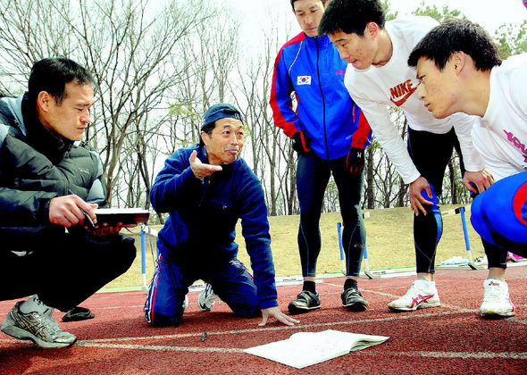 미야카와 지아키(왼쪽 두번째)가 선수들에게 훈련 내용을 설명하고 있다. 사진·대한육상연맹