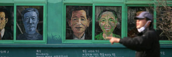 화가 이윤엽 송창 김태헌씨 등이 대추·도두리 주민 53명의 현존하는 인물들의 초상을 대추분교 유리창에 유화로 그렸다. 이 작업에는 70-80명의 초등학생 대학생이 참여했다.