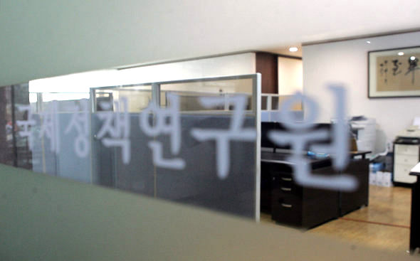 이명박 서울시장이 1994년 설립한 동아시아연구원의 후속기관인 서울 서초구 영포빌딩 국제정책연구원 사무실. 이 시장이 ‘황제테니스’ 건으로 급히 귀국한 다음날인 지난 19일 긴급대책회의도 이곳에서 열린 것으로 전해졌다. 김경호 기자 <A href="mailto:jijae@hani.co.kr">jijae@hani.co.kr</A>
